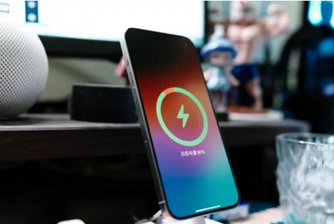 黄岩苹果15换屏服务分享用什么充电器给iPhone15充电更好 